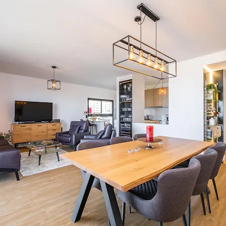 Skyview Penthouse By Mhm *