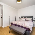Skyview Penthouse By Mhm 아파트