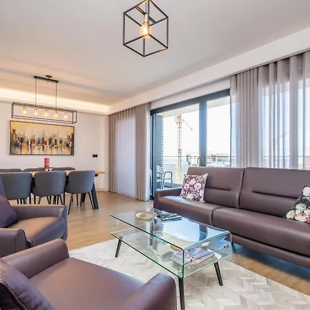 Skyview Penthouse By Mhm