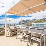 Skyview Penthouse By Mhm 아파트