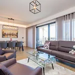 Skyview Penthouse By Mhm